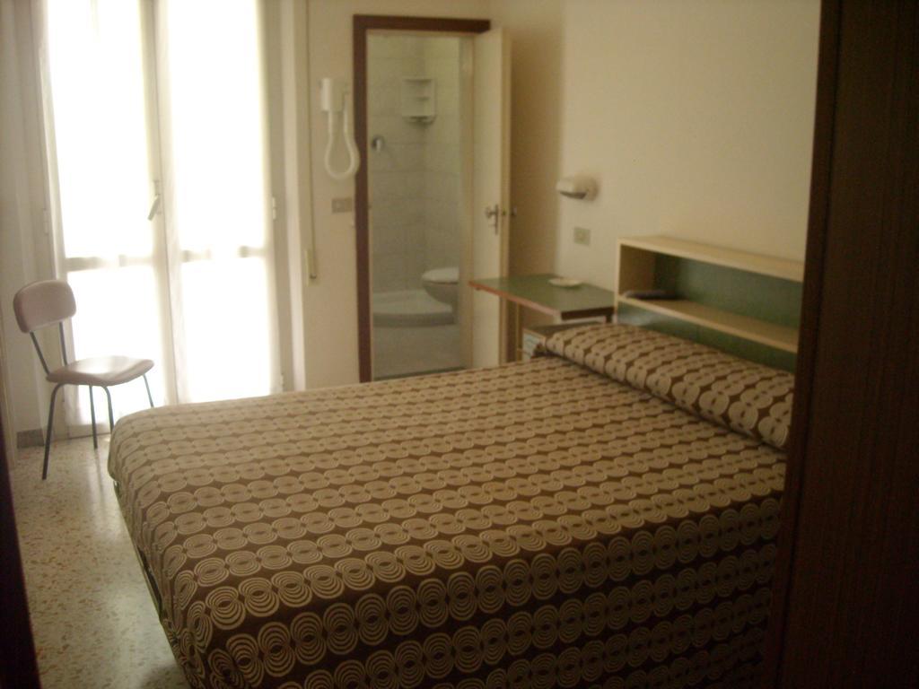 Albergo Da Siro Misano Adriatico Ruang foto