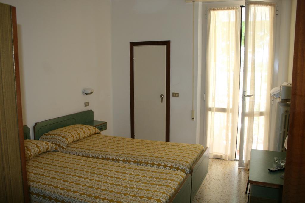 Albergo Da Siro Misano Adriatico Ruang foto