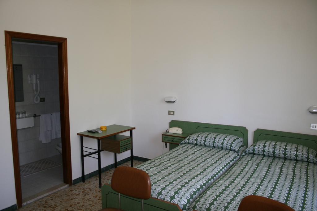 Albergo Da Siro Misano Adriatico Ruang foto